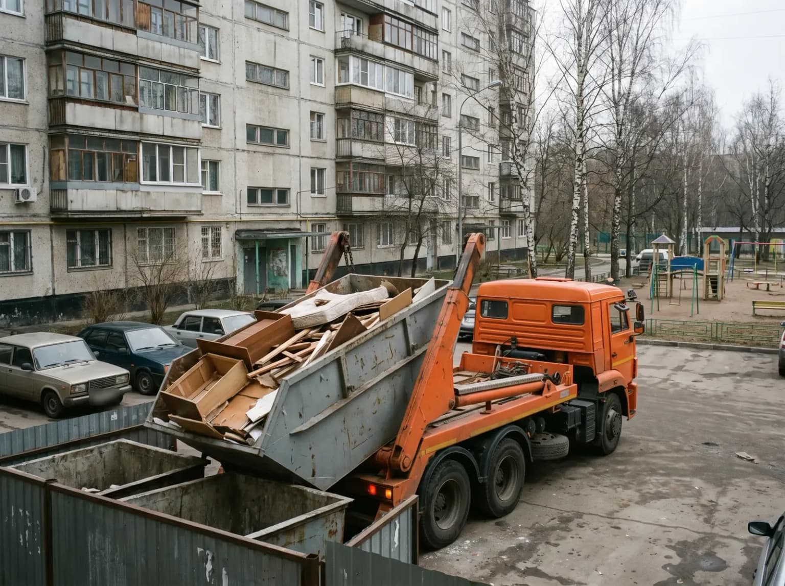 Бункер для крупногабаритного мусора во дворе